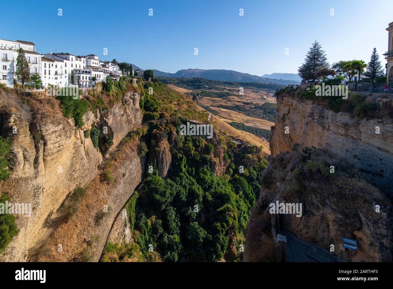 Ronda, Spanien, 17.08.2019: Die Stadt Ronda in Spanien bietet Aussichtspunkte und Orte, von denen aus spektakuläre Ausblicke zu sehen sind, in diesem Fall Ansicht fr Stockfoto