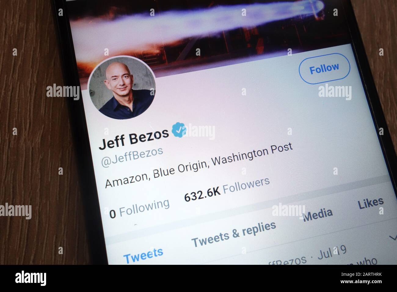 Jeff Bezos Twitter-Konto auf einem modernen Smartphone angezeigt Stockfoto