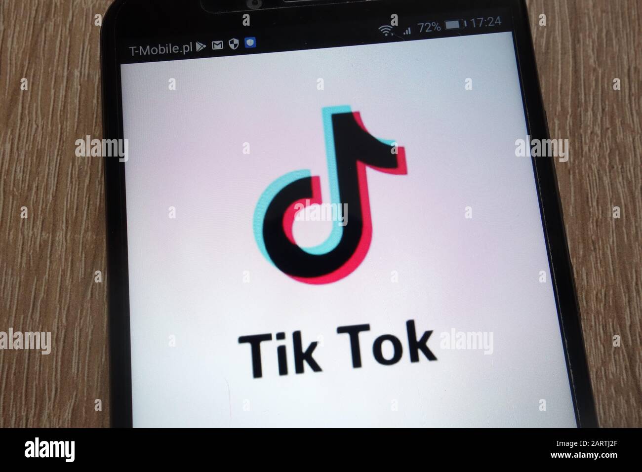 Das Tik Tok Logo wird auf einem modernen Smartphone angezeigt Stockfoto