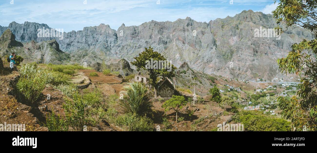 Wanderer macht Landschaftsaufnahmen von landwirtschaftlichen Terrassen, monumentalen Gipfeln und grünen Tälern. Corda Coculli Santo Antao Kap Verde Stockfoto