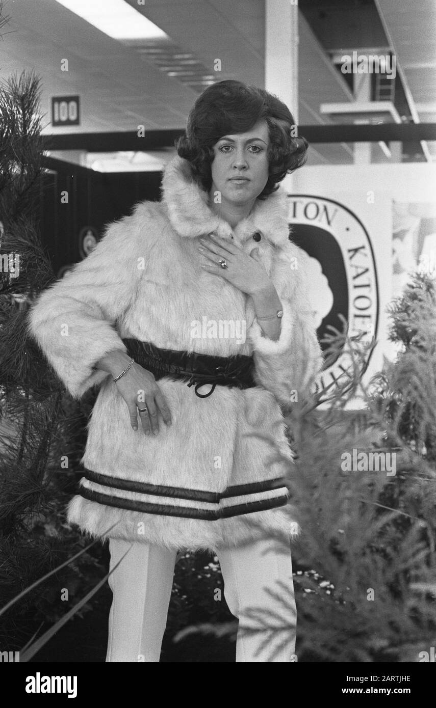 Sportmodenmesse in Marijkehal van Kon. Oh, Ned. Jaarbeurs in Utrechter: Jacke aus Kunstfell Datum: 15. September 1969 Ort: Utrechter Schlüsselwörter: JAARBURSES Institutionenname: Marijkehal Stockfoto