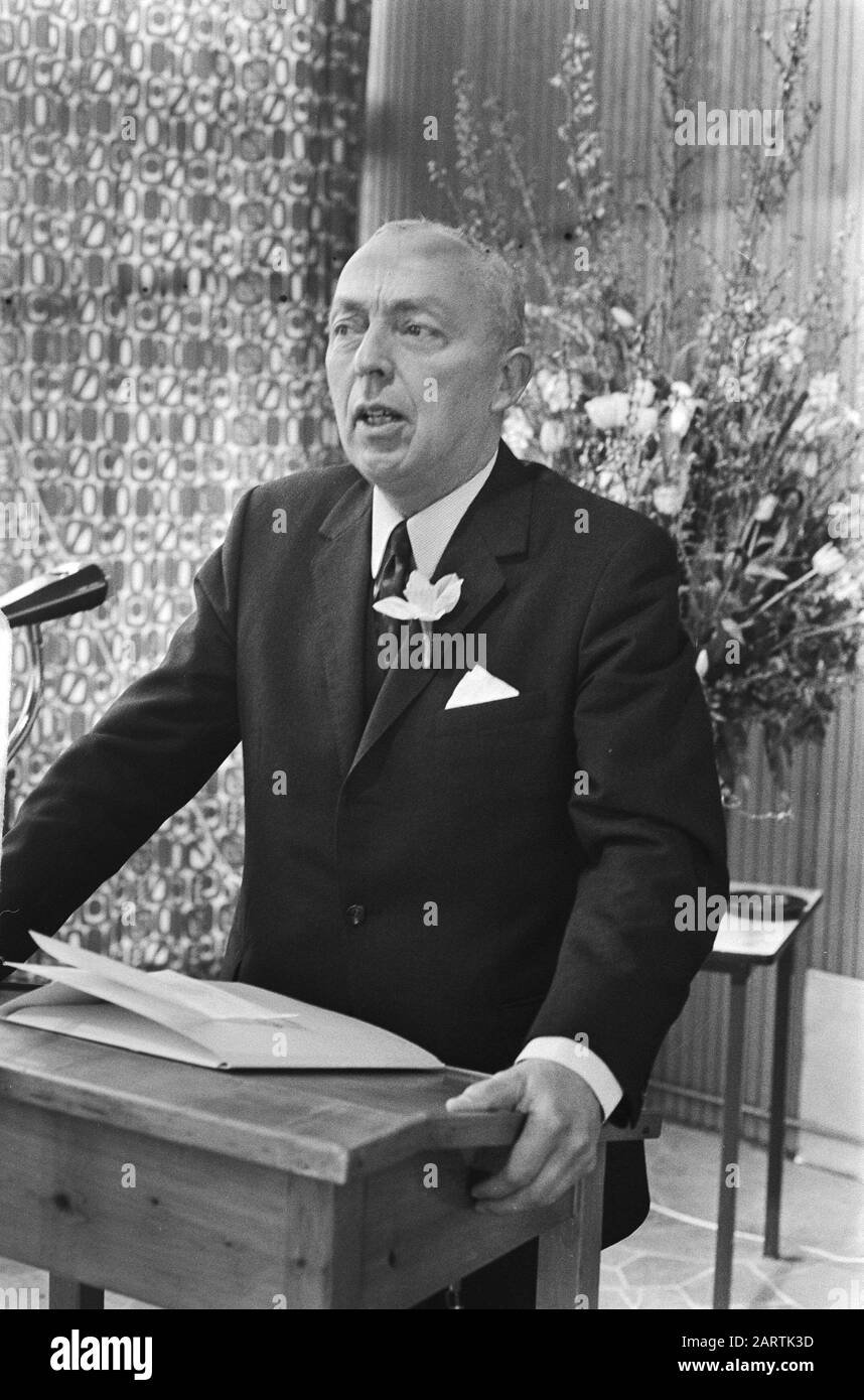 Eröffnung der Blumenausstellung im Keukenhof in Lisse Sprecher zum Wort Anmerkung: Marginals Negativstreifen: 9, 10: A.G. Vermeulen, Bürgermeister von Katwijk Datum: 1. april 1971 Ort: Lisse, Zuid-Holland Schlüsselwörter: Eröffnungen, Ausstellungen, Reden Name Der Institution: Keukenhof Stockfoto