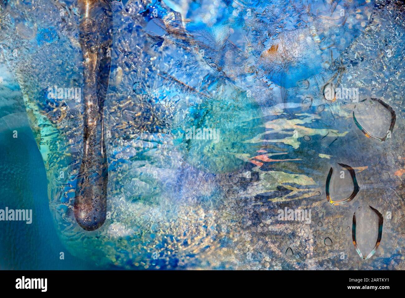 Eine gefrorene Welt aus Eiszapfen und Eis als Element des Wassers in einer Fotomontage zur Meditation Stockfoto