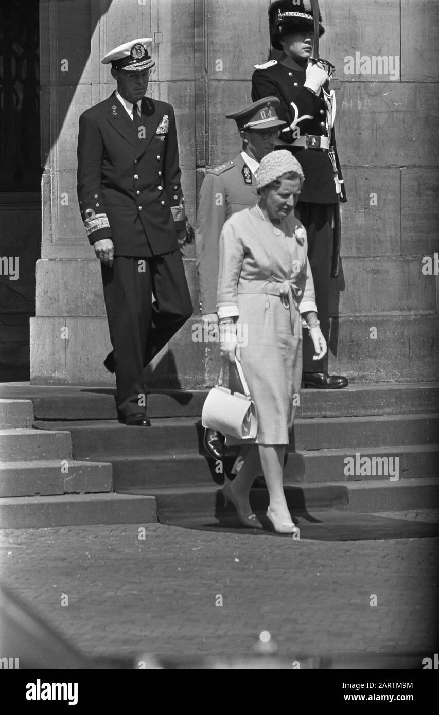 Staatsbesuch König Baudouin 1959 Staatsbesuch König Baudouin, Verlassen des Königspalastes am Dam Platz Datum: 9. Juli 1959 Ort: Amsterdam, Noord-Holland Schlüsselwörter: Königshaus, Staatsbesuche, Fürsten persönlicher Name: Bernhard, Fürst, Baudouin, König von Belgien, Juliana, Königin Stockfoto