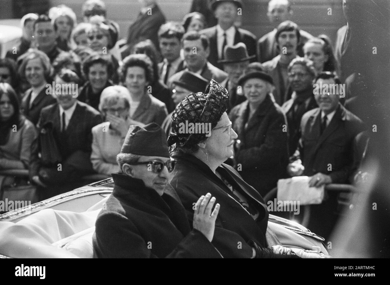 Staatsbesuch Königin und König von Nepal, Ihre Majestät und König von Nepal in der Kutsche Datum: 25. April 1967 Ort: Nepal Schlagwörter: Könige, Königinnen, Staatsbesuche Stockfoto