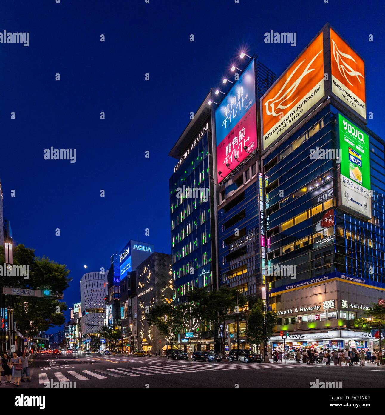 Tokio, Ginza, Japan, August 2019 - Nachtansicht von Luxusgeschäften von Weltklasse-Modemarken im Herzen des Viertels Ginza. Stockfoto