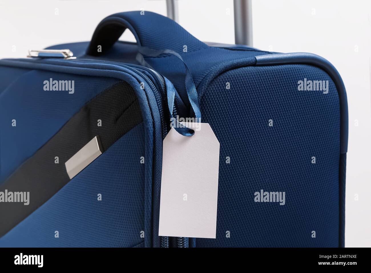 Leeres Gepäckaufkleber auf blauem Koffer Stockfoto