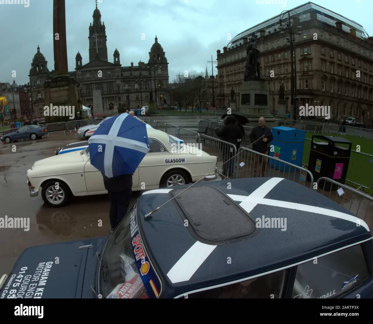 Glasgow, Schottland, Großbritannien, 29. Januar 2020: Großbritannien Wetter: Wet Monte Carlo Rally UK Start sah die Oldtimer in der Mitte der Stadt auf dem George Square vor den verzierten ratsämtern die Stadtkammern versammeln. 2020 findet die 23. Ausgabe der Historique Veranstaltung und die 5. Ausgabe der Classique Veranstaltung statt. Copy-Rite Gerard Ferry/Alamy Live News Stockfoto