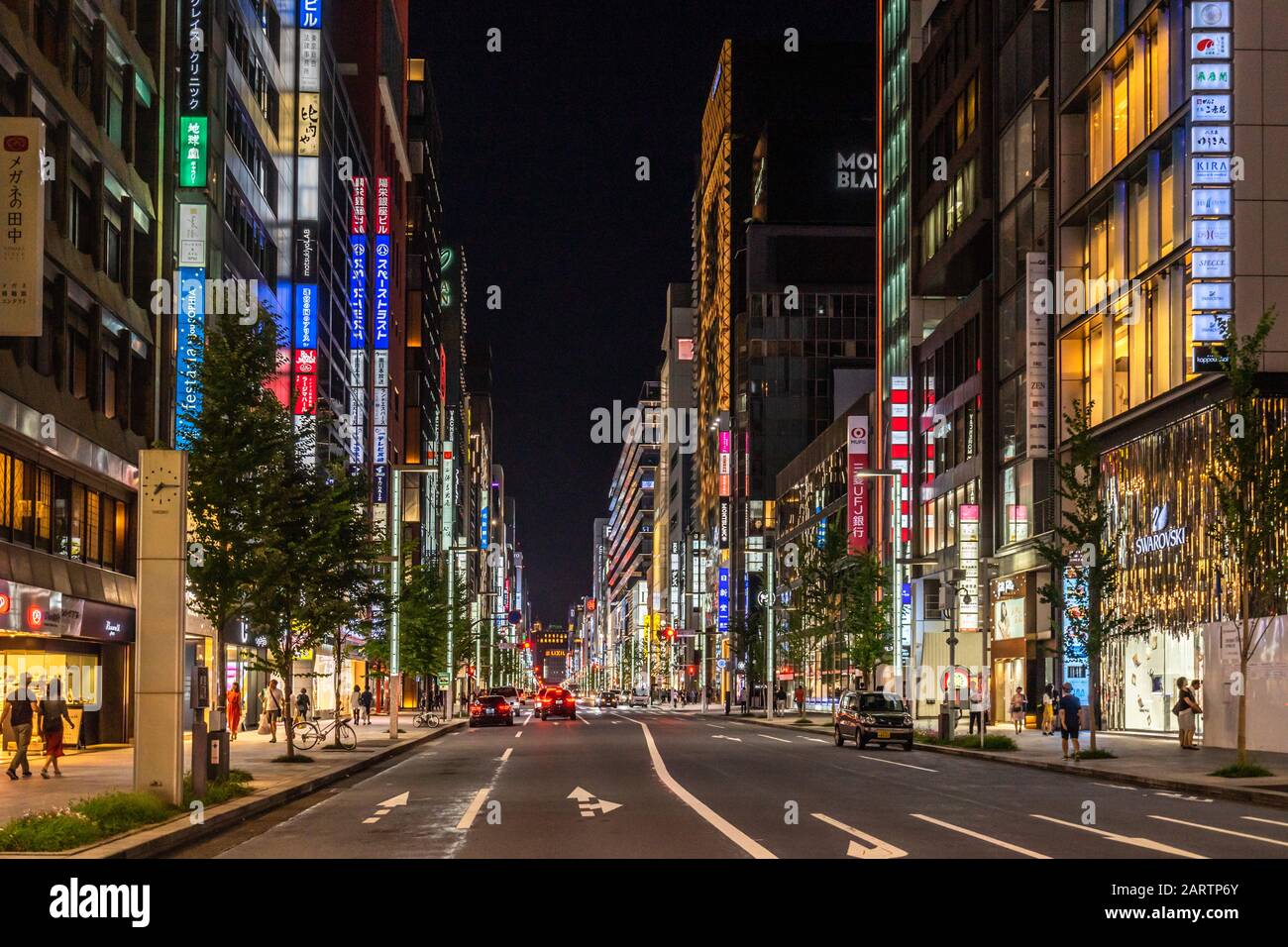 Blick auf eine der Haupteinkaufsstraßen von Ginza, dem berühmten Einkaufsviertel Tokios, mit vielen Kaufhaus- und Luxusboutiquen Stockfoto