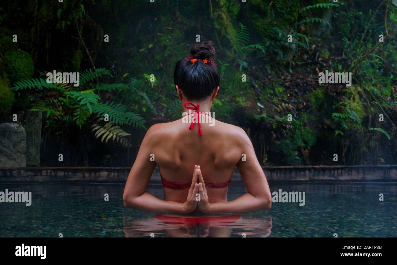 Umgekehrte Gebetspose, Namaste Yoga-Position, Paschchima Namaskarasana oder Viparita Namaskarasana oder Penguin Posieren Stockfoto