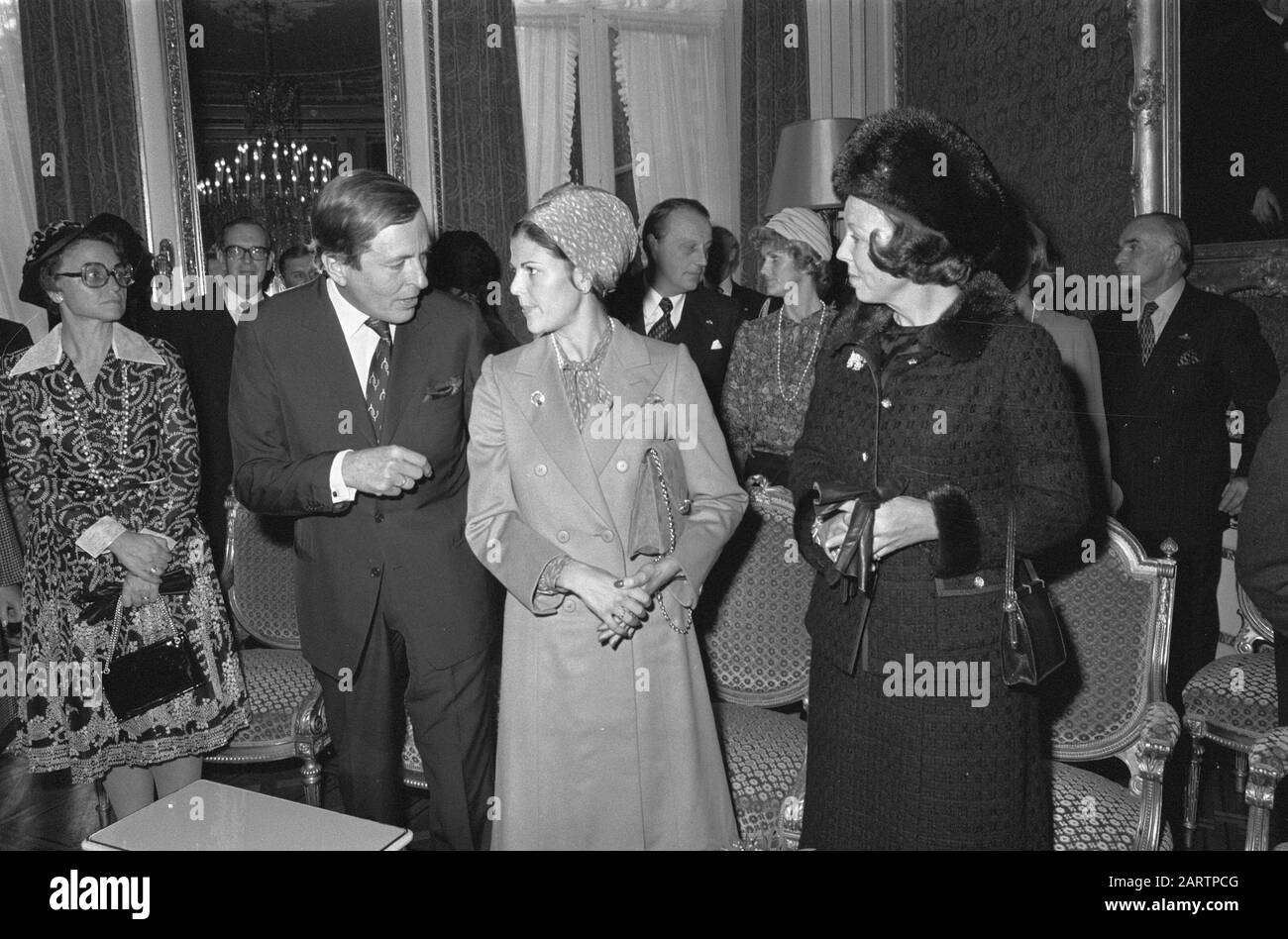 Staatsbesuch des schwedischen Königspaares in den Niederlanden; Begrüßung durch Bürgermeister Samkalden; flnr Prinz Claus, Königin Silvia und Prinzessin Beatrix Datum: 25. Oktober 1976 Stichwörter: Quittungen, Einnahmen königliche Paare, Staatsbesuche persönlicher Name: Beatrix, Prinzessin, Claus, Prinz, Sylvia, Königin von Schweden Stockfoto