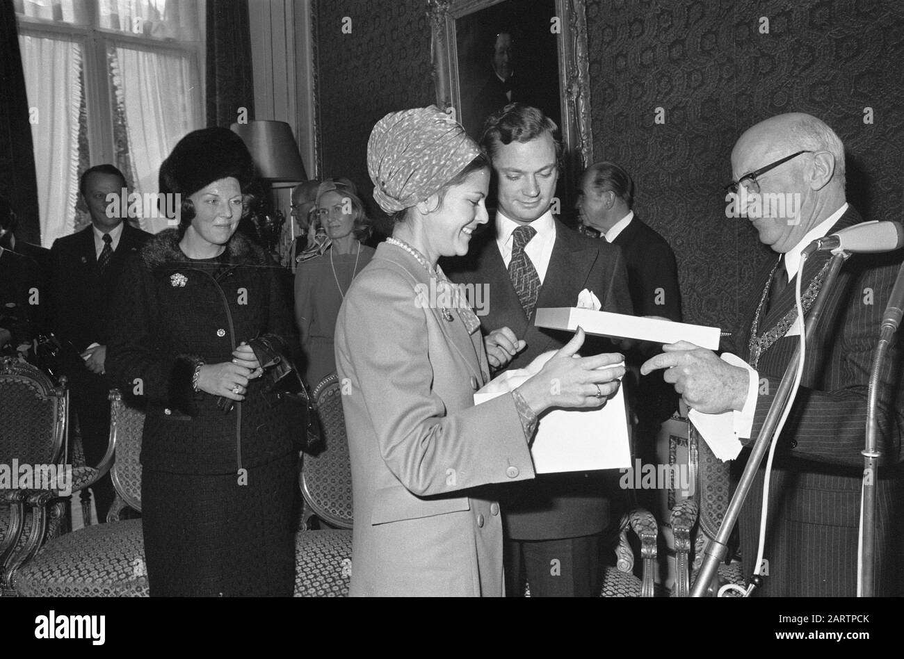 Staatsbesuch schwedisches Königspaar in den Niederlanden; Begrüßung durch Bürgermeister Samkalden; Bürgermeister Samkalden bietet Königin Silvia Geschenk bis heute: 25. Oktober 1976 Schlüsselwörter: Einnahmen, Geschenke, königliche Paare, Staatsbesuche persönlicher Name: Samkalden, Ivo, Sylvia, Königin von Schweden Stockfoto