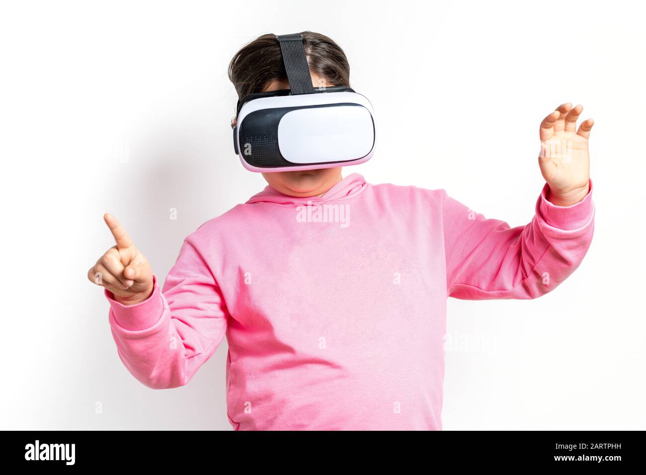 Mädchen mit pinkfarbenem Sweatshirt und Virtual Reality Brille auf weißem Hintergrund Stockfoto