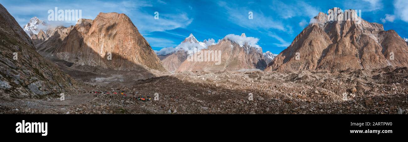 Panoramablick auf das Khoburtse-Camp am Morgen vom Baltoro-Gletscher mit Liligo, Paiju, Uli Biaho, Great Trango Peak, Pakistan Stockfoto