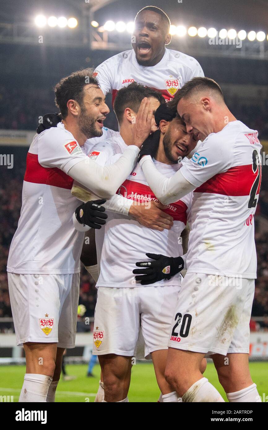 29. Januar 2020, Baden-Württemberg, Stuttgart: Fußball: 2. Bundesliga, 19. Spieltag, VfB Stuttgart - 1. FC Heidenheim, Mercedes-Benz Arena. Nicolas Gonzalez (2. Von rechts) vom VfB Stuttgart jubelt nach seinem Tor zum 2:0-Sieg mit Hamadi Al Ghaddioui (l) vom VfB Stuttgart, Marc Oliver Kempf (2. Von links) vom VfB Stuttgart, Philipp Förster (2. Von rechts) vom VfB Stuttgart und Orel Mangala (oben) vom VfB Stuttgart Foto: Tom Weller / dpa - WICHTIGER HINWEIS: Gemäß den Vorschriften der DFL Deutsche Fußball Liga und des DFB Deutscher Fußball-Bund ist es verboten, e Stockfoto