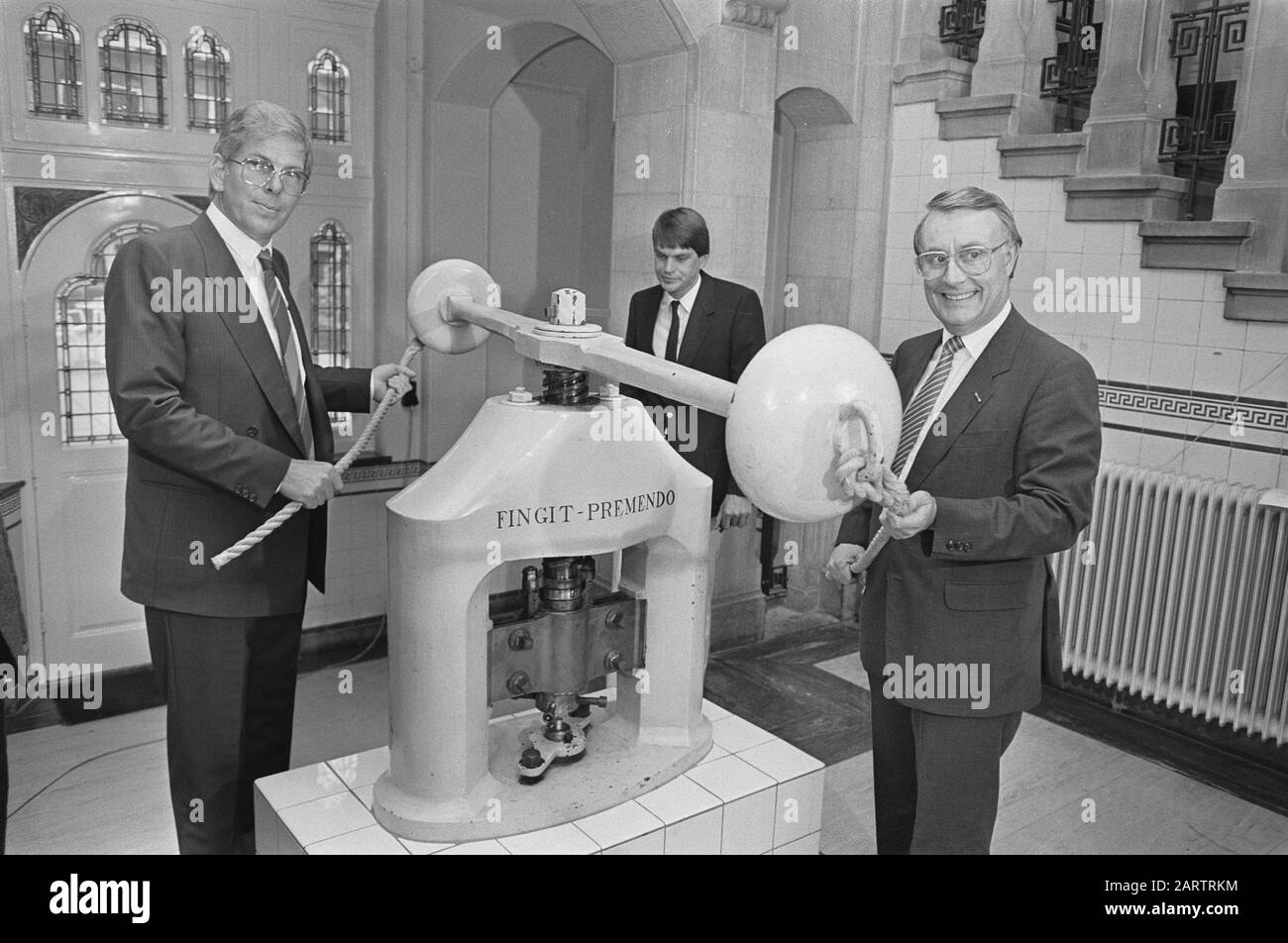 Staatssekretär King rettet ersten goldenen Dukat 1985; Staatssekretär King (r) und Münzmeister De Jong (l) bei der Münzpresse Datum: 14. August 1985 persönlicher Name: König, Henk Stockfoto