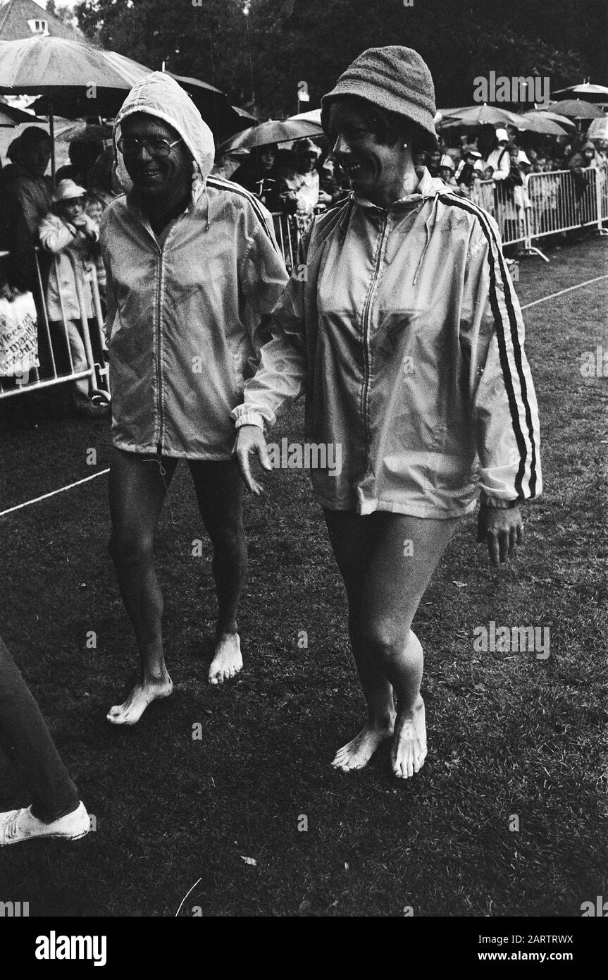 Star Battle 1979, Aufnahmen der AVRO in Arnhem Staatssekretärin Neelie Smit-Kroes und Jan van Houwelingen auf dem Weg zum Kanu Datum: 9. August 1979 Ort: Arnhem, Gelderland Schlagwörter: Kanufahrten, Politiker, Regen, Staatssekretäre, Fernsehprogramme, Arbeitsaufzeichnungen persönlicher Name: Houwelingen, Jan van, Smit-Kroes, Neelie Stockfoto