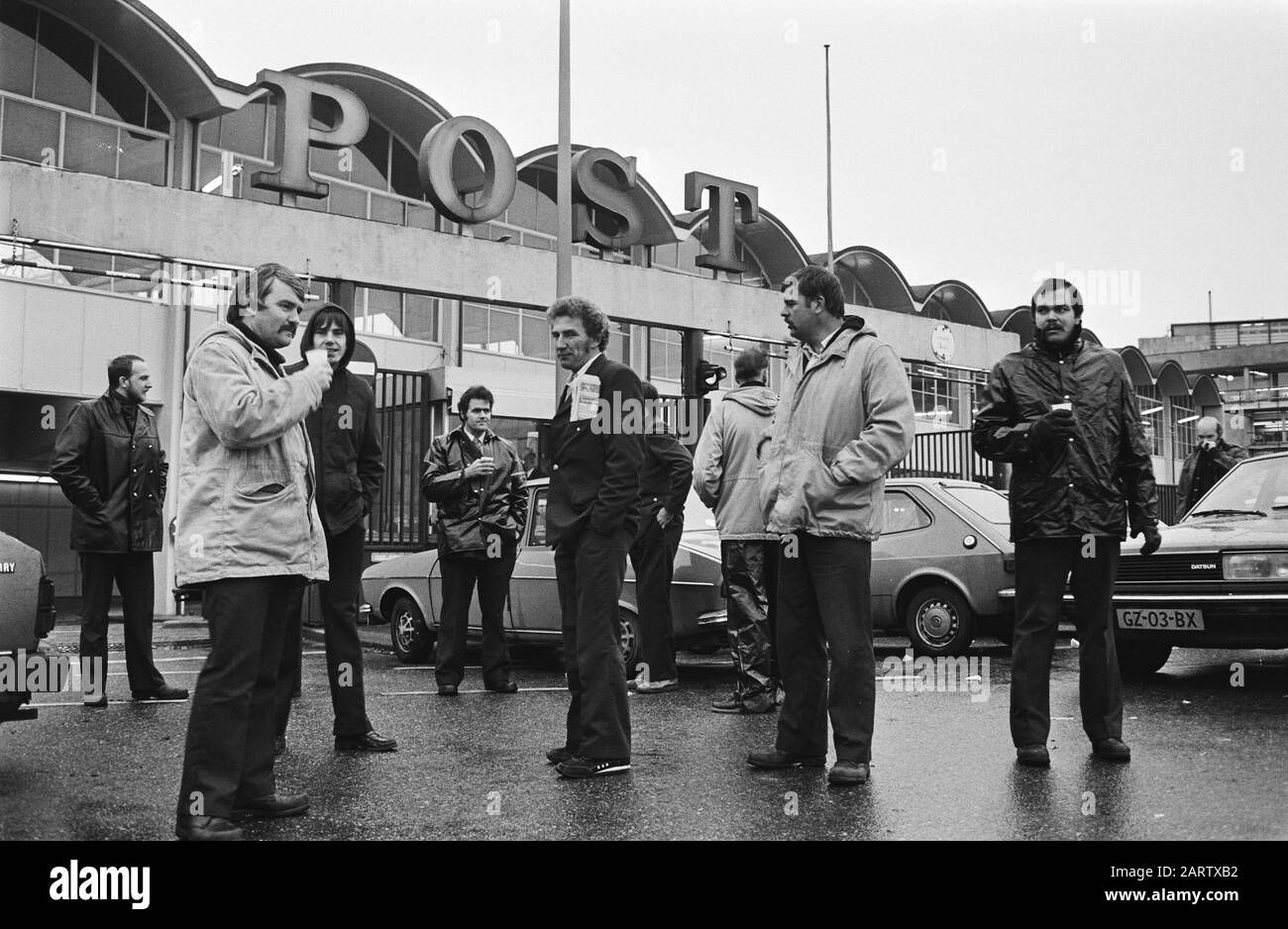 Streiks gegen die Absicht der Regierung, die Gehälter der Beamten Der PTT-Beamten für die Hauptpost Oosterdok in Amsterdam einzufrieren Datum: 22. November 1982 Ort: Amsterdam, Noord-Holland Schlüsselwörter: Beamte, Kürzungen, Postämter, Streiks Stockfoto