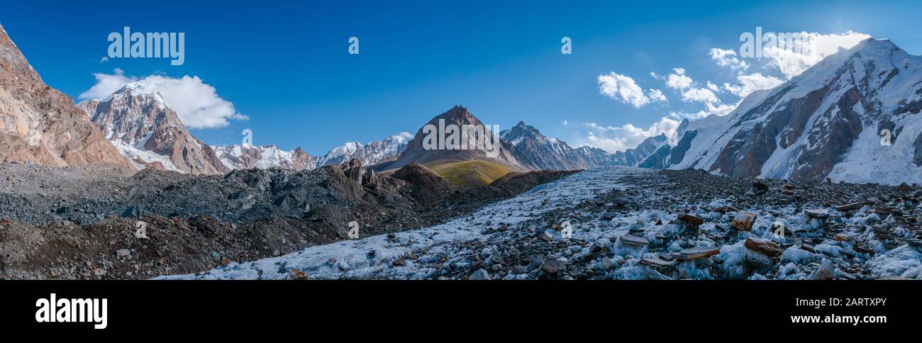 Panoramaaussicht vom Gondogoro-Gletscher zum Khuspang Camp mit Biarchedi Peak (linke Seite) und Tasa Peak (rechte Seite), Pakistan Stockfoto