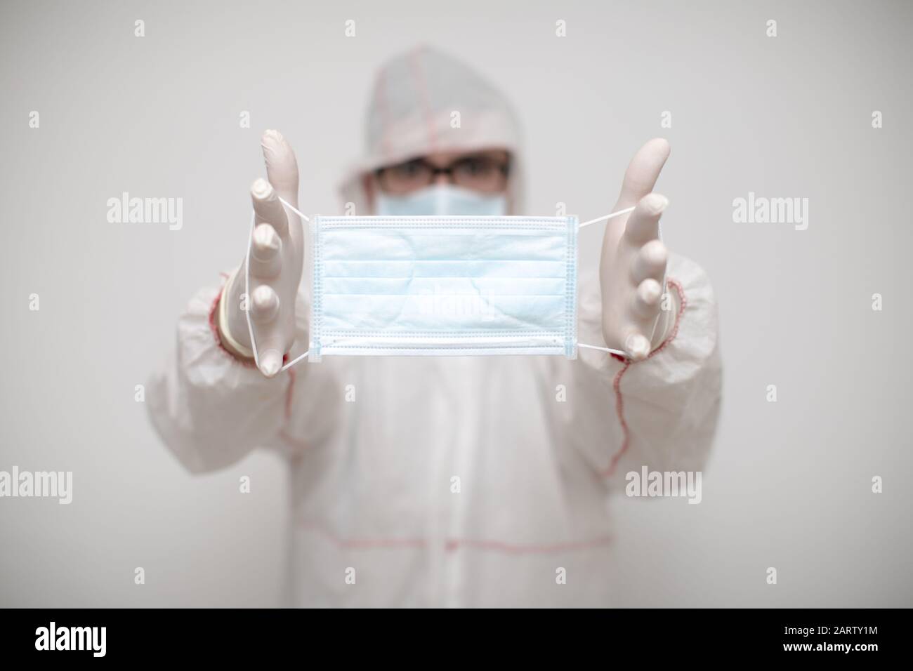 Junge Frau in besonderer Krankenhauskleidung. Stockfoto