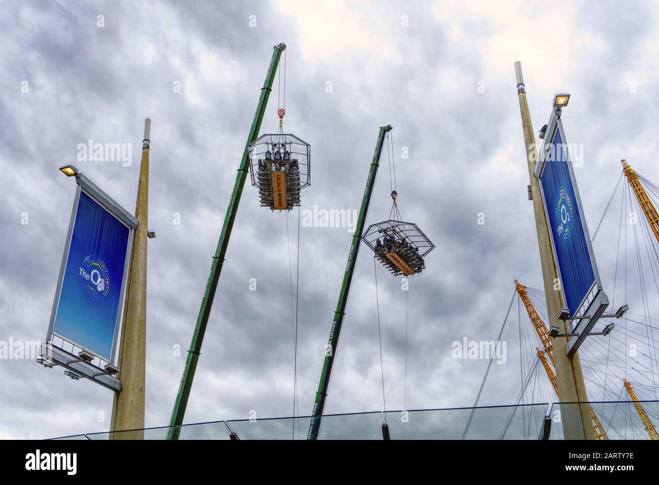 London im Himmel auf Der O2, London, Großbritannien. Einzigartiges Restauranterlebnis an einem Sky-Tisch, der 100 Fuß per Kran in der Luft aufgehängt ist. Stockfoto