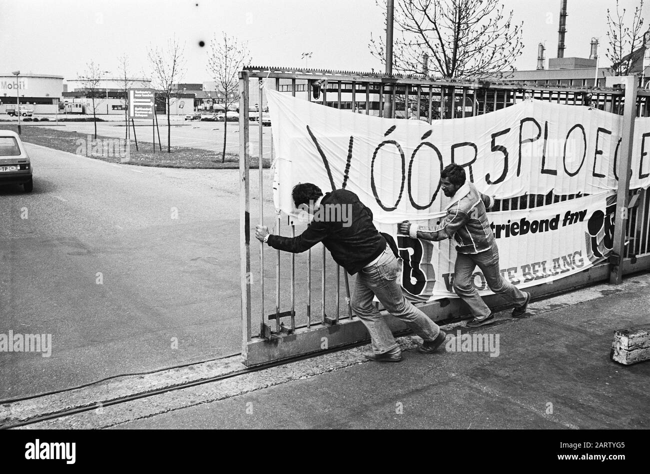 Streik bei Mobil Oil in Amsterdam für die Einstellung von 5 Schichten; das geschlossene Tor mit Bannerdatum: 6. Mai 1980 Standort: Amsterdam, Noord-Holland Schlüsselwörter: Streiks, Banner Name Der Institution: Mobil Oil Stockfoto