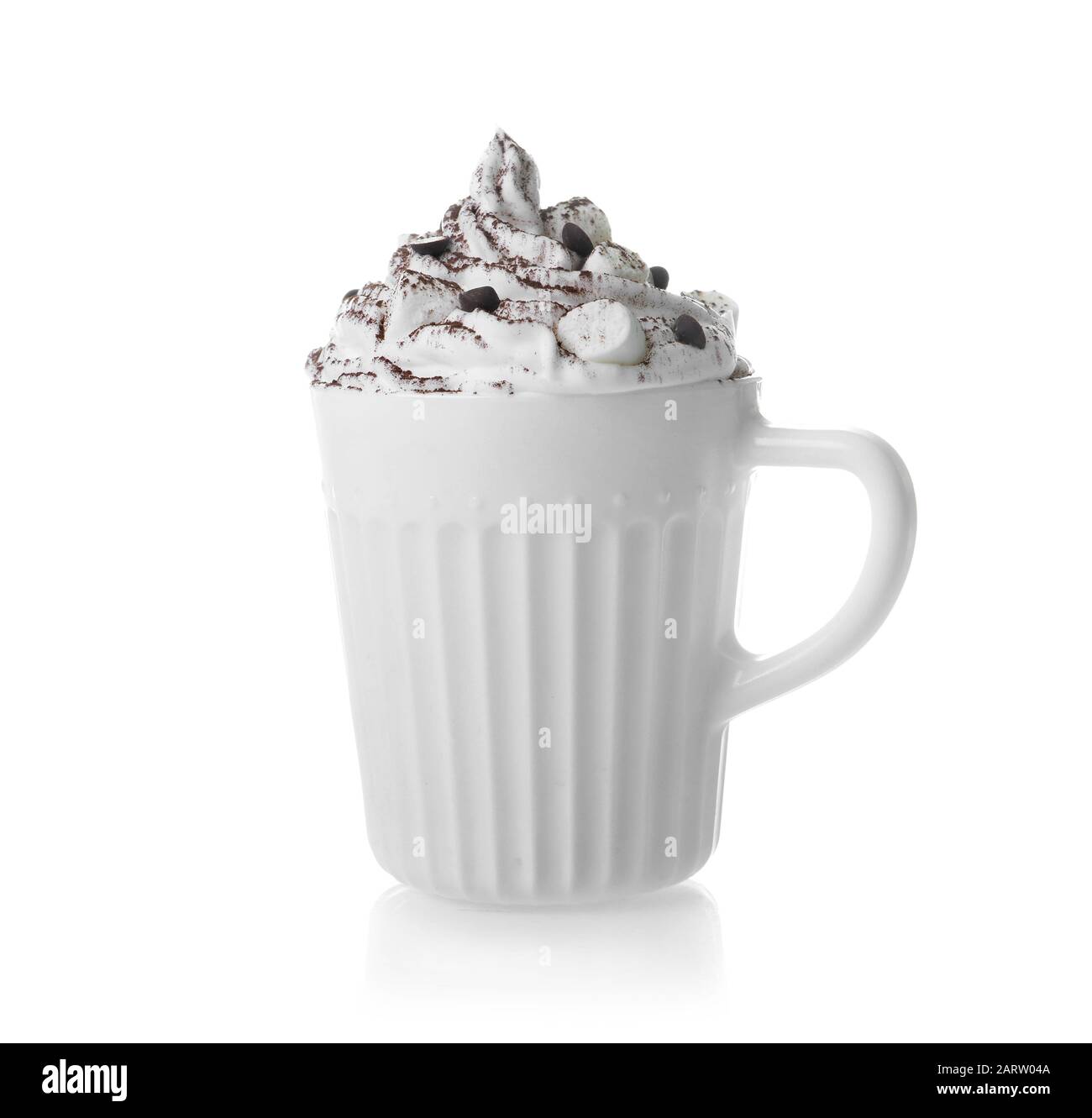 Tasse Kaffee mit Schlagsahne auf weißem Hintergrund Stockfoto