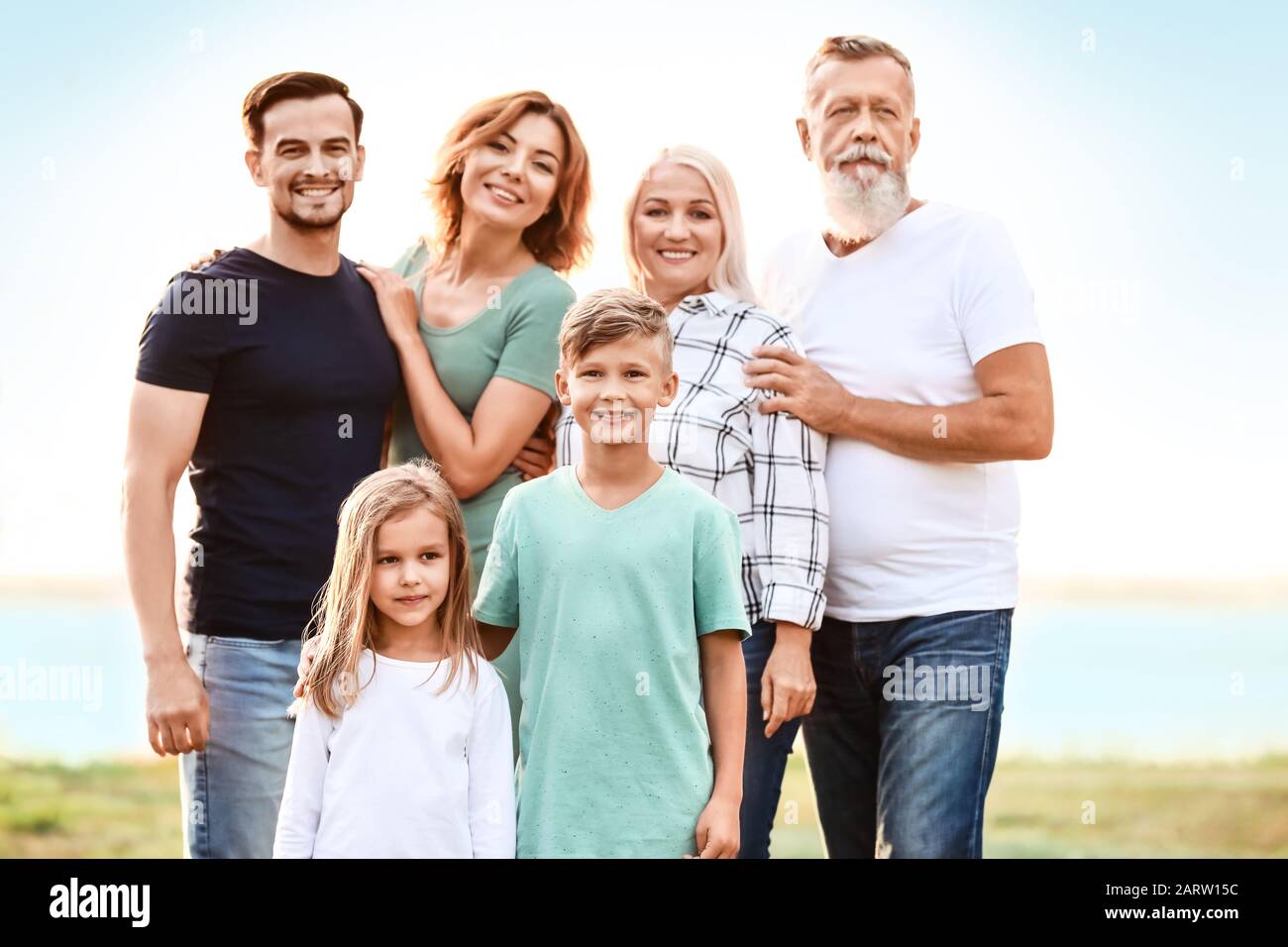 Porträt der großen Familie im Park Stockfoto