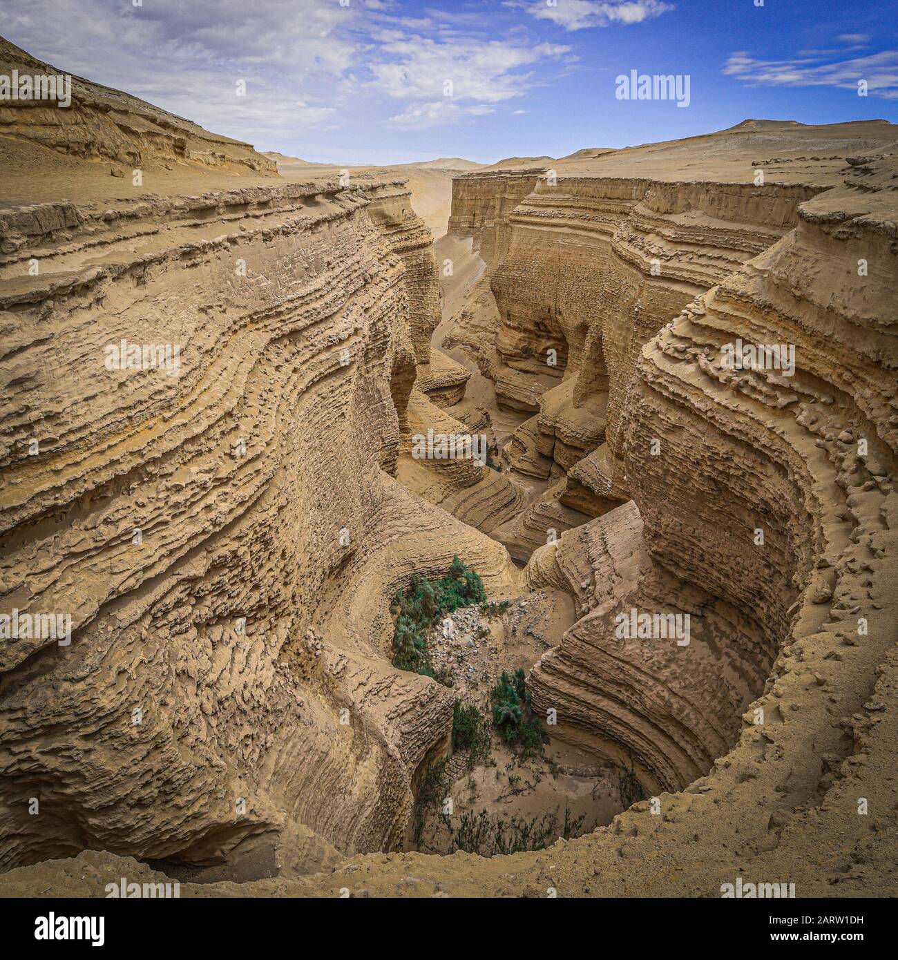 Blick hinunter in den Canyon de los Perdidos, eine atemberaubende Naturformation in der Wüste von Nazca, Peru. Stockfoto