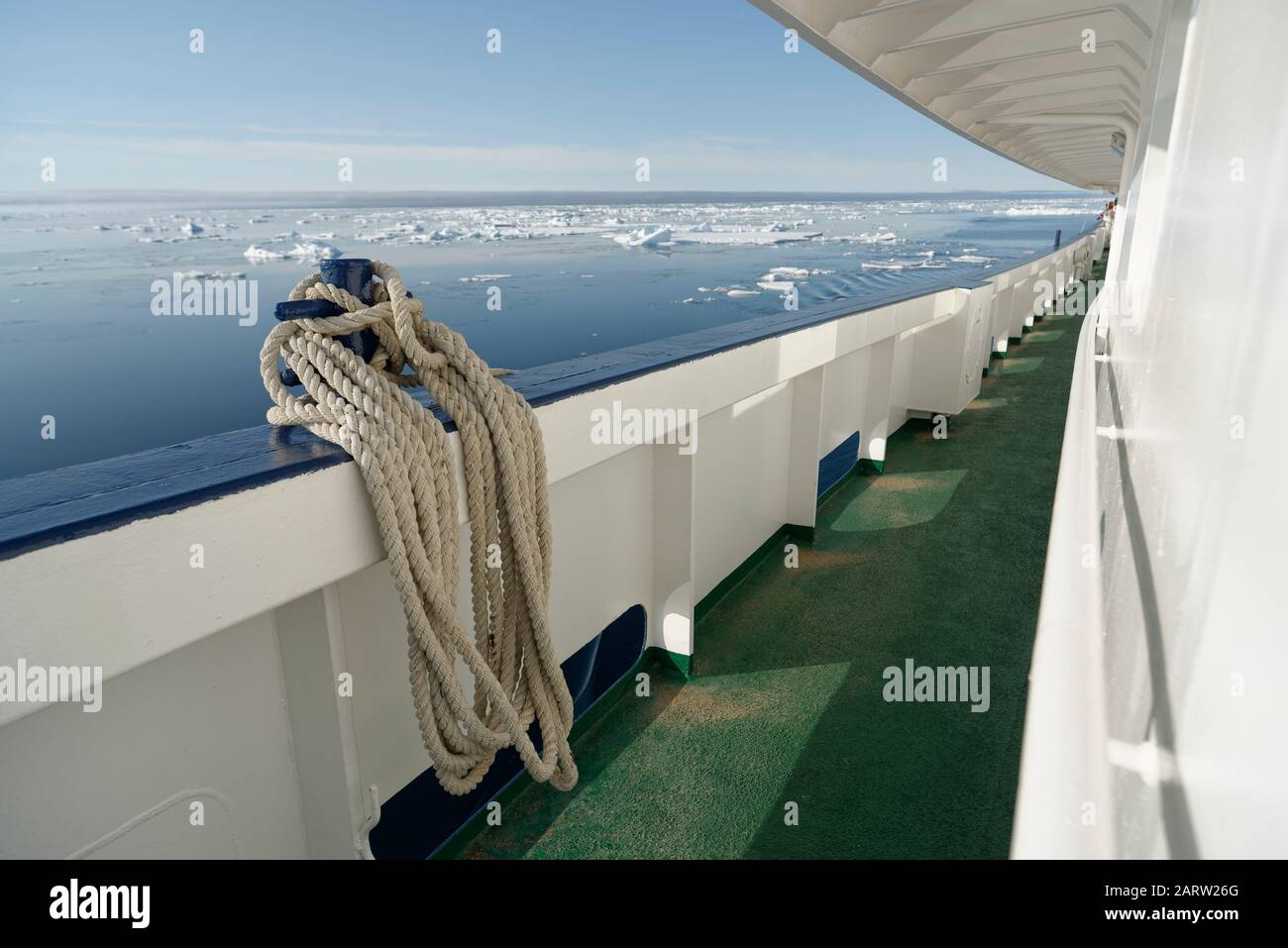 Geländer eines Kreuzfahrtschiffs mit Klattenhecken und Eisschollen im arktischen Ozean nördlich von Spitzbergen, Norwegen Stockfoto