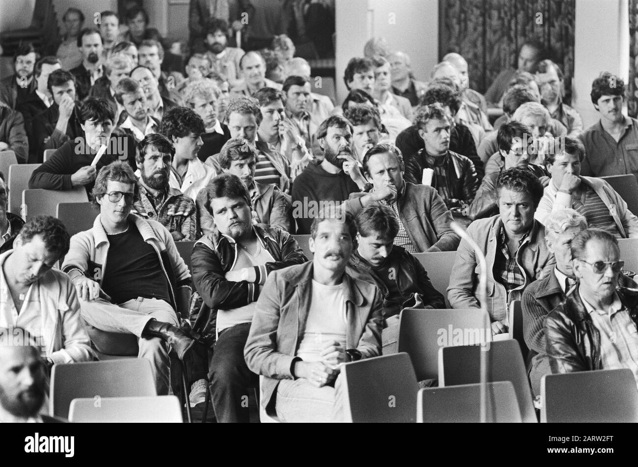 Streiks in Rotterdam; Streikende emo während der Abstimmung Datum: 24. Mai 1982 Ort: Rotterdam, Zuid-Holland Schlagwörter: Streiks, Streikende, Stimmungen Stockfoto