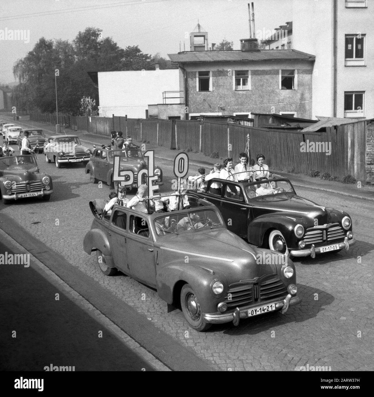 Pionierkongress in Nachod, Tschechien (ehemalige Tschechoslowakei), Mai 1959. Historische Autoparade mit Mädchen und Jungen in Uniformen auf der Straße der Stadt. Stockfoto
