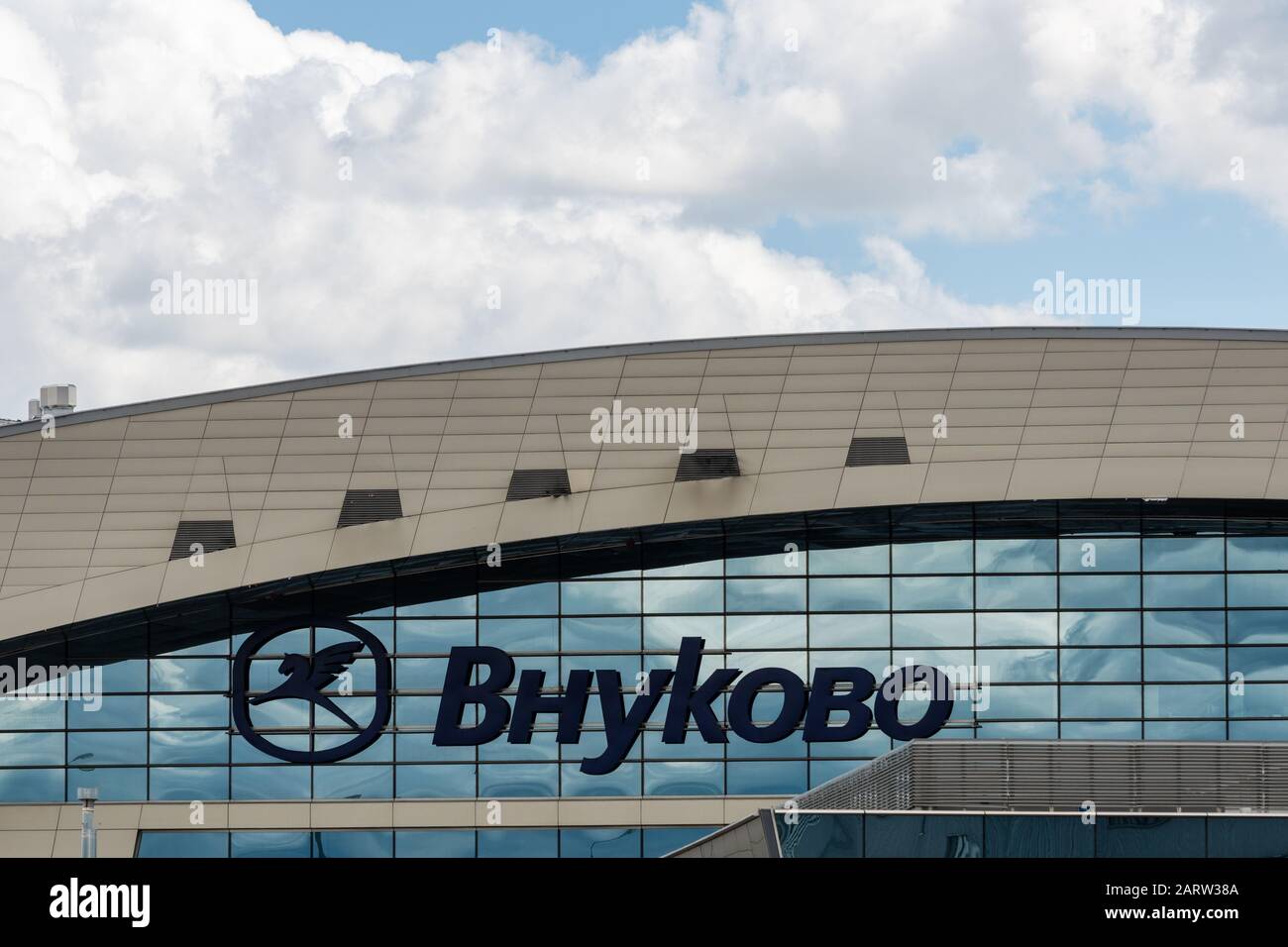 Juli 2019 Moskau, Russland. Schild an der Fassade des Terminals des Flughafens Vnukovo bei klarem, sonnigem Wetter Stockfoto