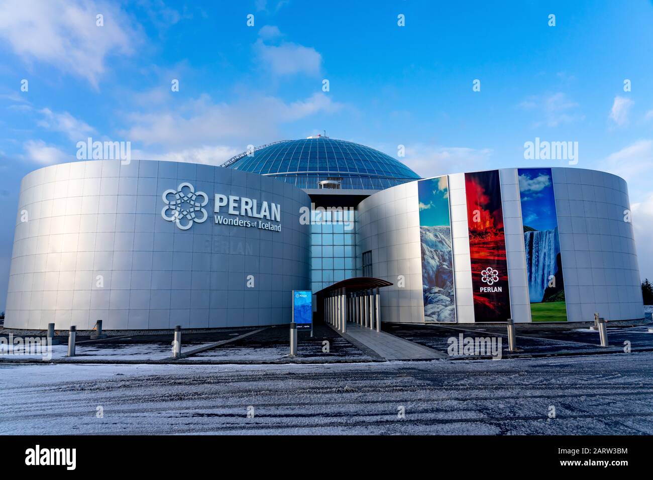 Reykjavik, Island - 01.19.2020: Perlan-Museum in Reykjavik Island mit blauem Himmel. Stockfoto