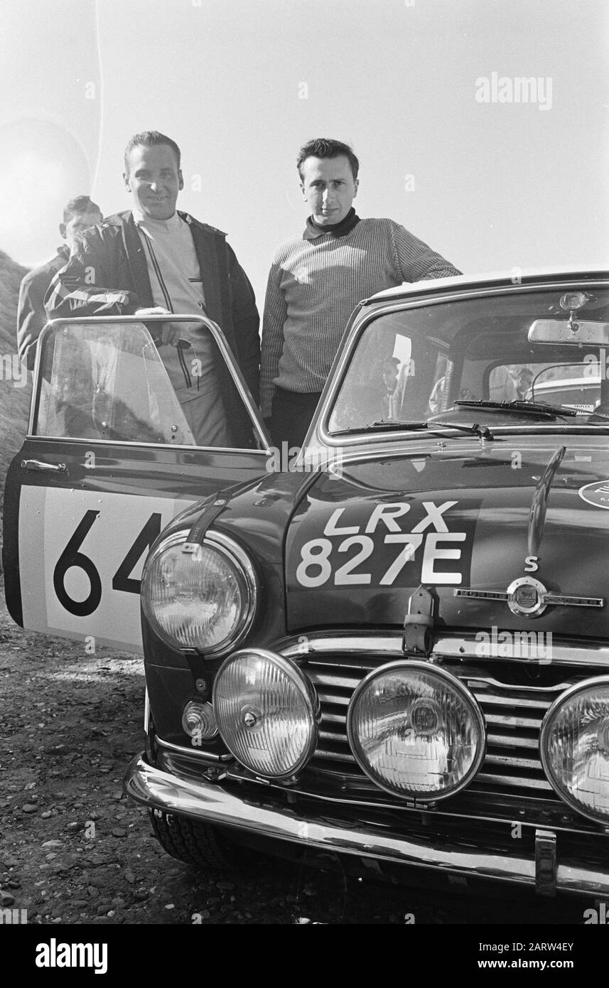 Start Tulpenralley 1967 in Noordwijk, die finnisch-englische Equipe Makinen (l) und Osterdatum: 24. april 1967 Ort: Noordwijk Schlüsselwörter: Start, rüstet Den Namen Der Institution aus: Tulpenrallye Stockfoto