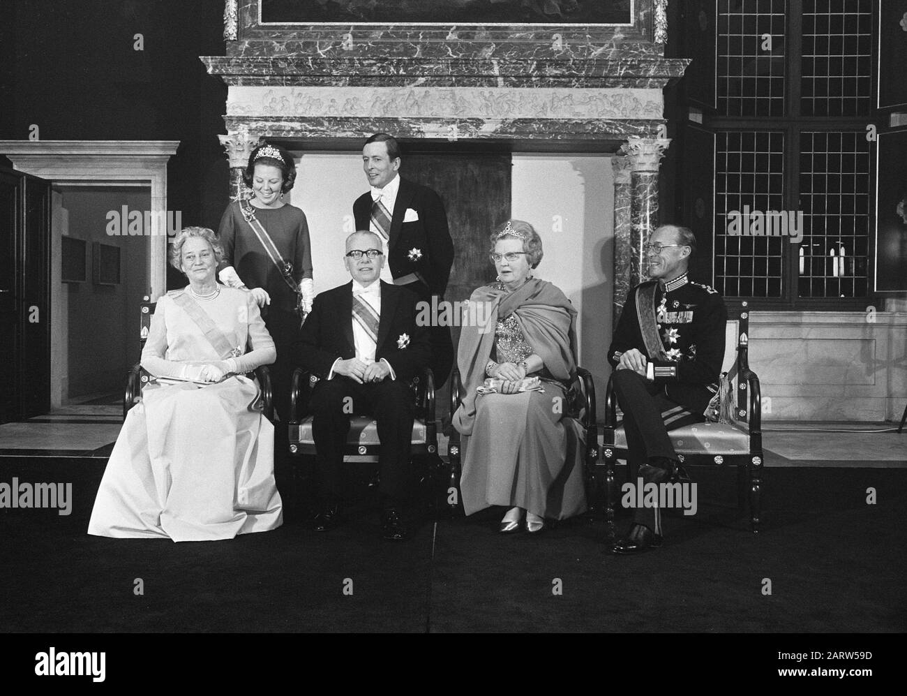 Stativfoto von Präsident Heinemann und Ehepartner. Königin Juliana, Bernhard, Beatrix und Claus im Palast am Dam Datum: 24. November 1969 Ort: Amsterdam, Noord-Holland Schlüsselwörter: Frau, Königinnen, Staatsbesuche persönlicher Name: Beatrix, Prinzessin, Bernhard, Fürst, Claus, Fürst, Heidemann, Gustav, Juliana (Königin Niederlande) Stockfoto