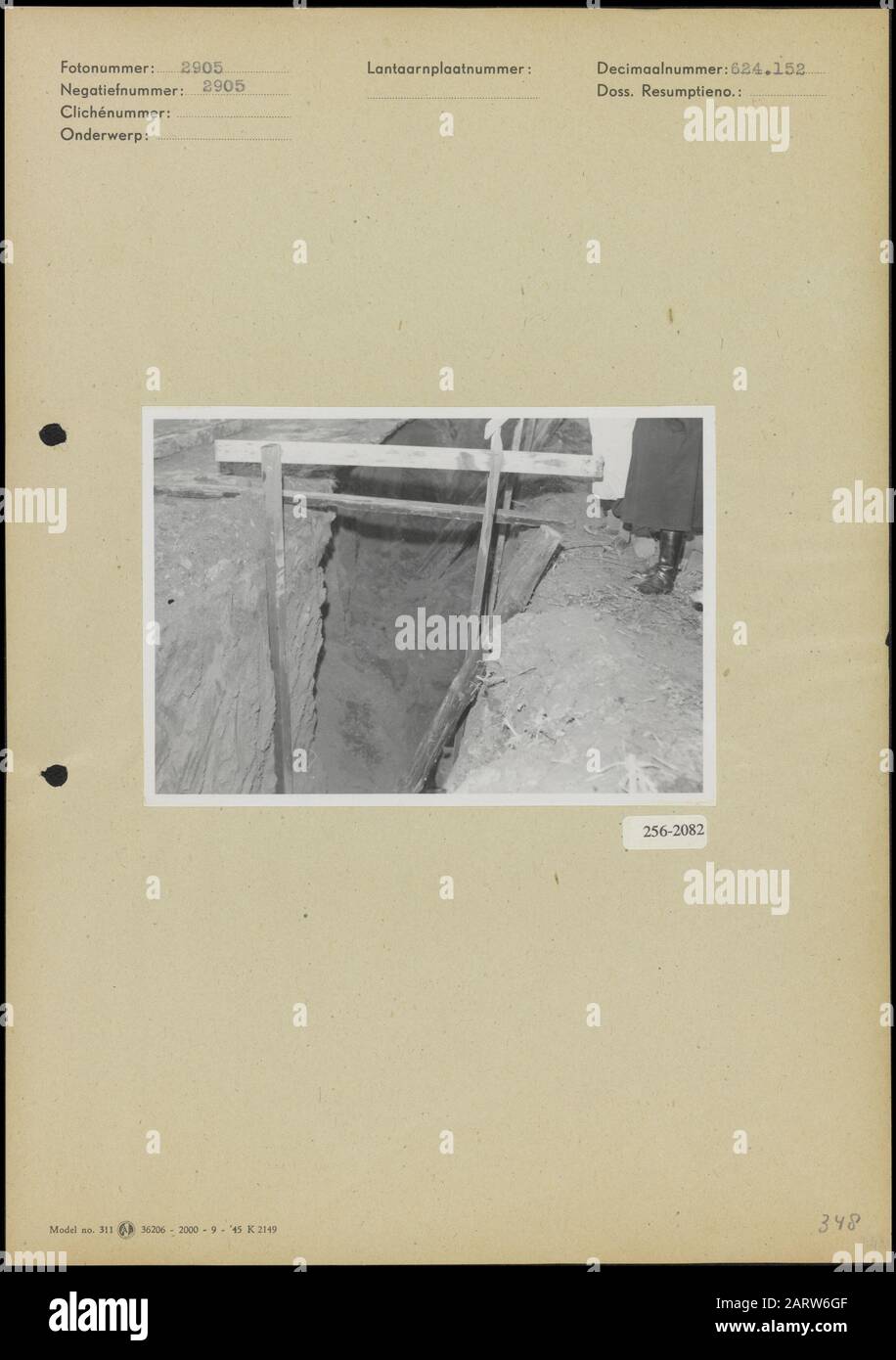 Kanalisation Amstenrade Stempeln für einen Klärplatz bei Amstenrade Datum: Februar 1950 Ort: Amstenrade, Limburger Stichwörter: Kanalisation, Schlitze, Stempel Stockfoto