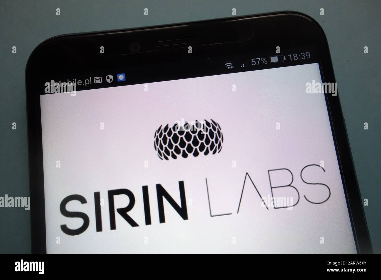 Sirin Labs Logo auf einem Smartphone Stockfoto