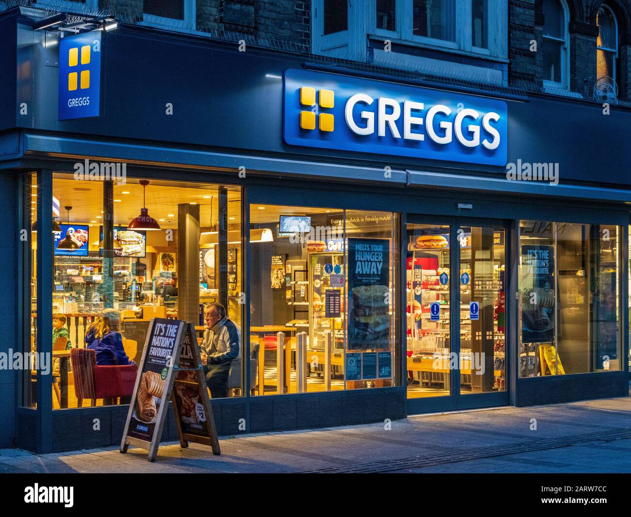 Greggs Bakery - Greggs Cafe and Food Store in Dusk Stockfoto