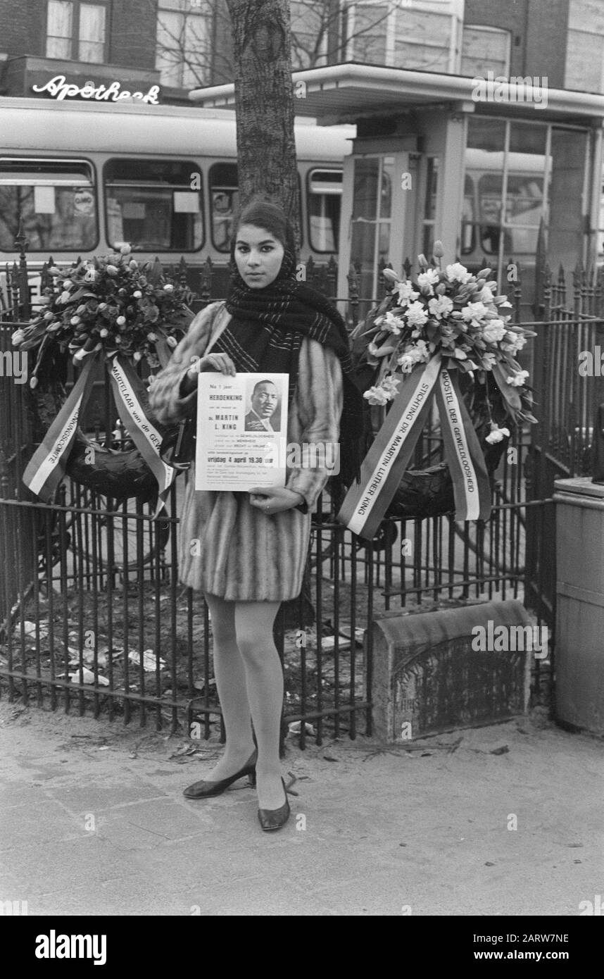 Stumme Gedenkfeier nach der Ermordung Ds. Martin Luther King, vor einem Jahr, in Amsterdam Datum: 4. april 1969 Ort: Amsterdam, Noord-Holland Schlüsselwörter: Gedenkfeiern, Kränze, Porträts Personenname: DS. Martin Luther King Stockfoto