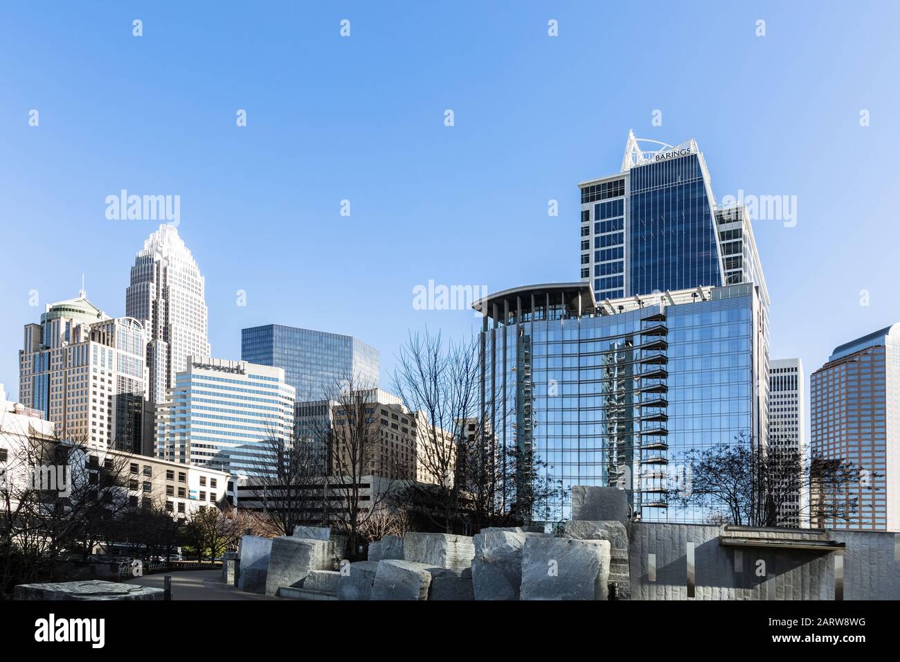 Charlotte, NC, USA-26 JAN 2020: Die Skyline von Charlotte aus Bearden Park im Winter, umfasst Bank of America Corporate Tower und den Barings Tower. Stockfoto