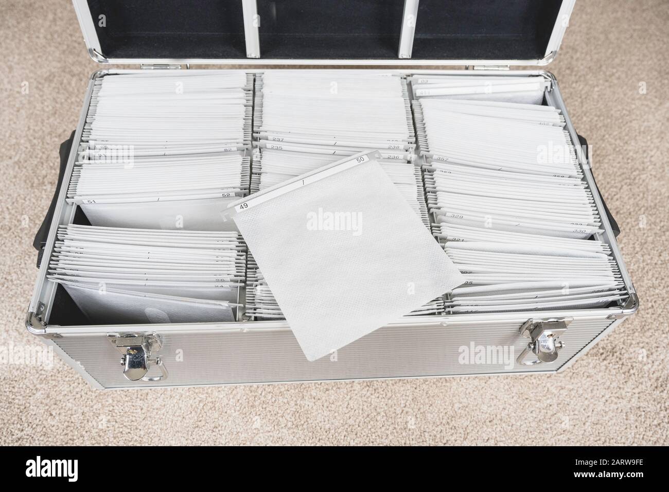 Silbernes Cd-Aufbewahrungsfach Aus Aluminium auf dem Bodendisplay Stockfoto