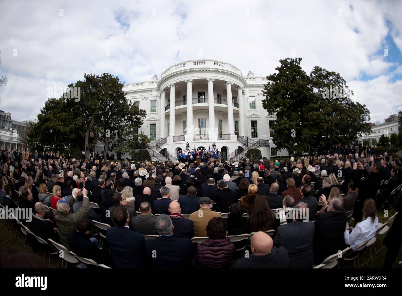 Washington, USA. Januar 2020. Die Gäste nehmen an einer feierlichen Unterzeichnung des Abkommens zwischen den Vereinigten Staaten von Mexiko und Kanada (USMCA) im Weißen Haus in Washington, DC, den Vereinigten Staaten, am 29. Januar 2020 Teil. US-Präsident Donald Trump unterzeichnete am Mittwoch das überarbeitete Abkommen zwischen den Vereinigten Staaten von Mexiko und Kanada (USMCA) in einer Zeremonie im Freien auf dem South Lawn des Weißen Hauses. Kredit: Liu Jie/Xinhua/Alamy Live News Stockfoto