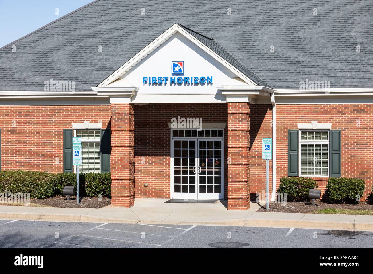 Hickory, NC, USA-26 JAN 2020: Eine Zweigstelle der First Horizon Bank, ehemals First Tennessee Bank, mit Sitz in Memphys. Stockfoto
