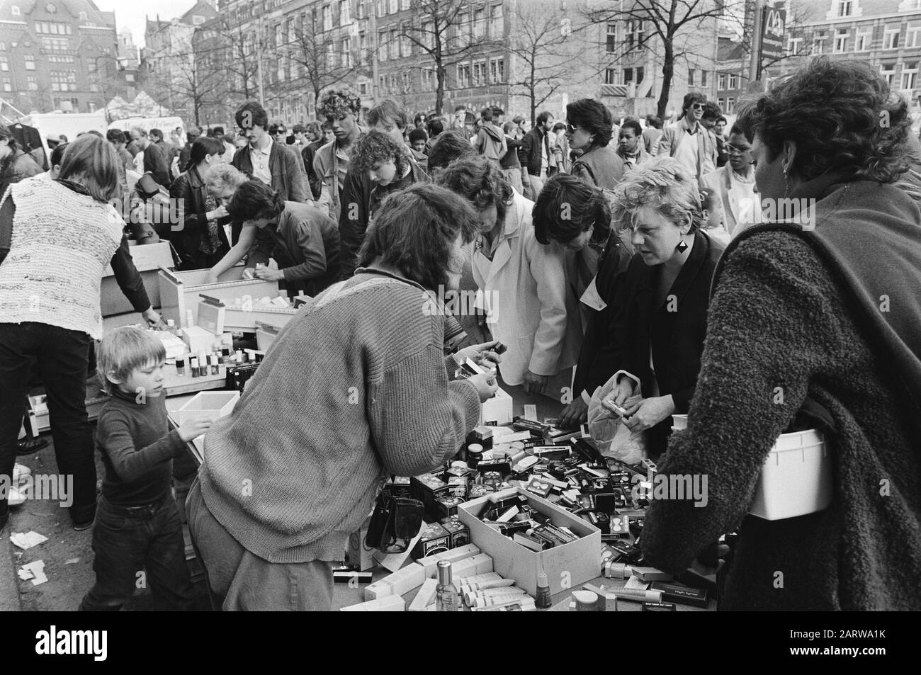Koninginnedag 1983 in Amsterdam Street Verkauf durch Erwachsene auf dem freien Markt Datum: 30. april 1983 Ort: Amsterdam, Noord-Holland Schlüsselwörter: Öffentlich, Straßenhändler, Volksfeste Stockfoto