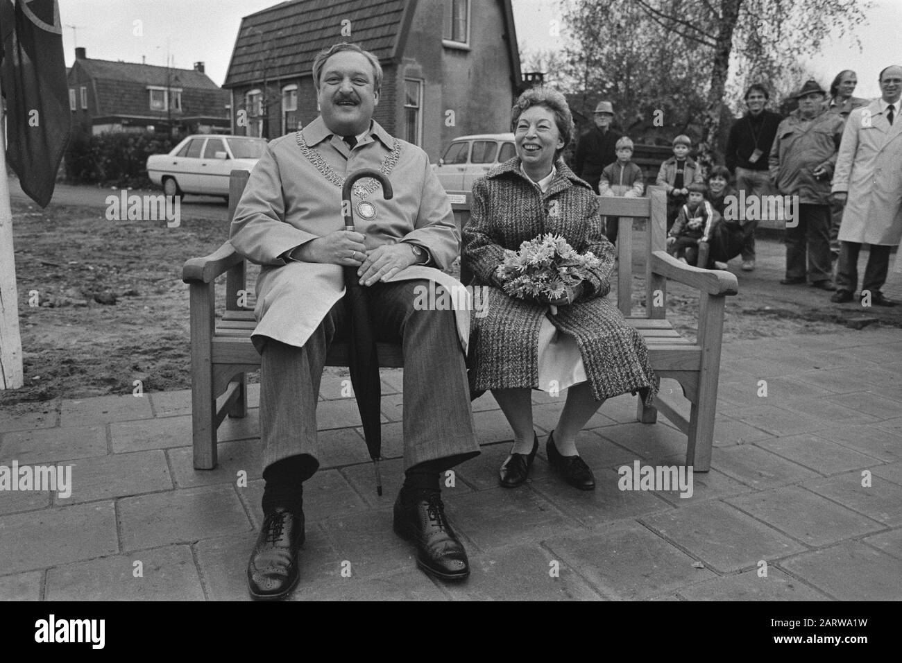 Straßenschild Simon Vestdijkhof in Doorn von mrs. Enthüllt. A. C. M. Vestdijk-van der Hoeven; Bürgermeister Reering van Doorn und Frau Vestdijk Datum: 15. November 1986 Ort: Doorn Schlüsselwörter: Zeichen, Enthüllungen persönlicher Name: Reering, Vestdijk-van der Hoeven Stockfoto