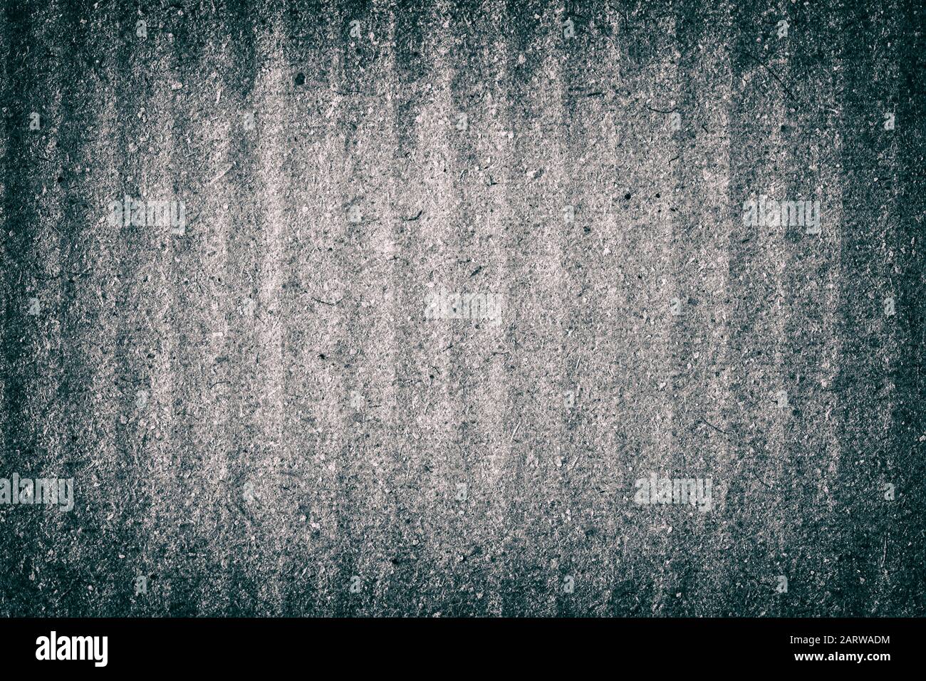 Textur aus dunklem, altem Moldy-Papier mit dunkler Vignette, Einschlüssen aus Zellulose, Vintage-Hintergrund Stockfoto