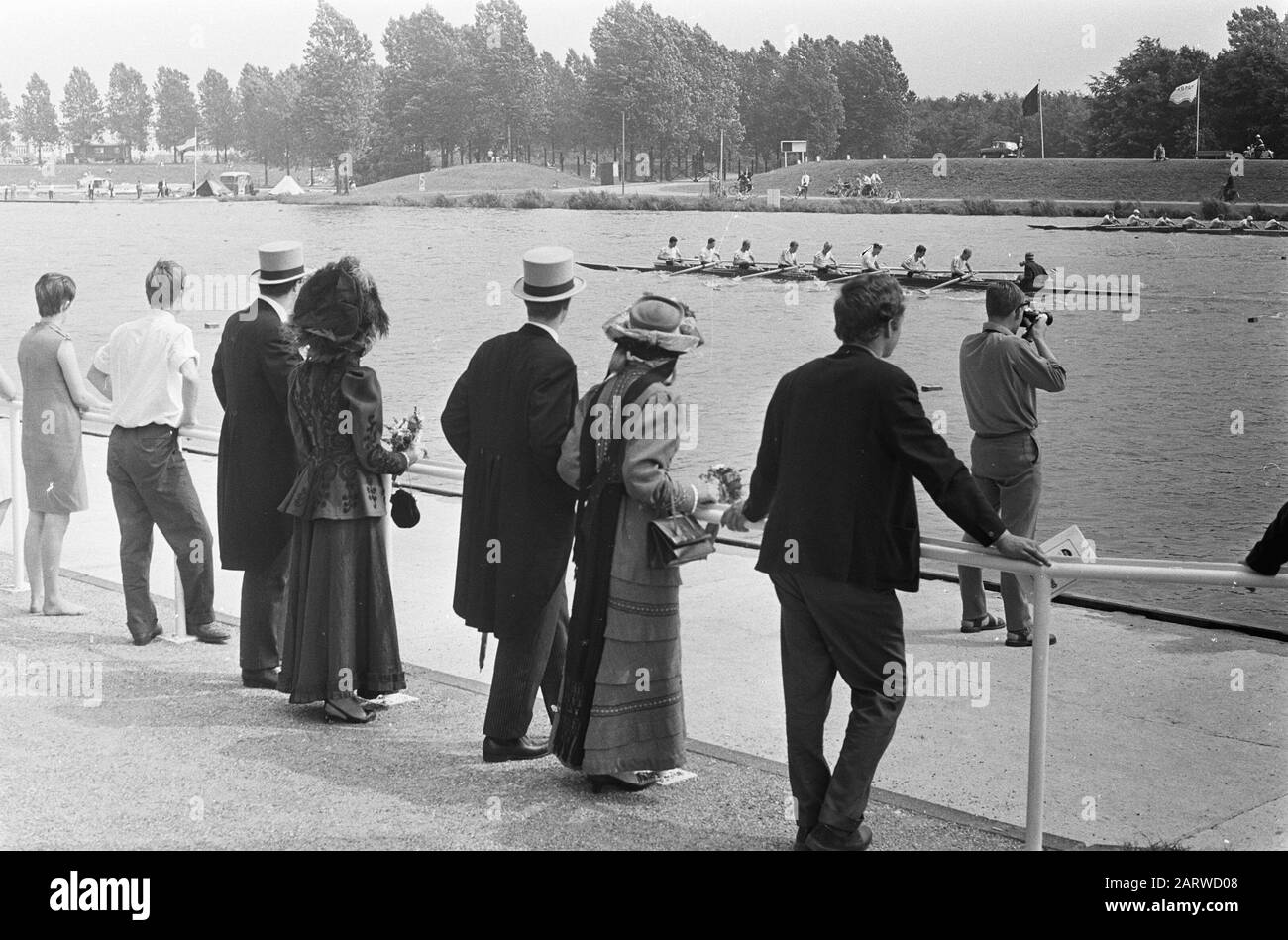 Ruderwettkämpfe zum 85-jährigen Jubiläum der Roeivereeniging Willem III in Amsterdam Studenten im Kostüm entlang der Seite Datum: 2. Juli 1967 Ort: Amsterdam, Noord-Holland Schlüsselwörter: Jubiläen, Kostüme, Kostüme, Rudern, Studenten, Wettbewerbe Stockfoto