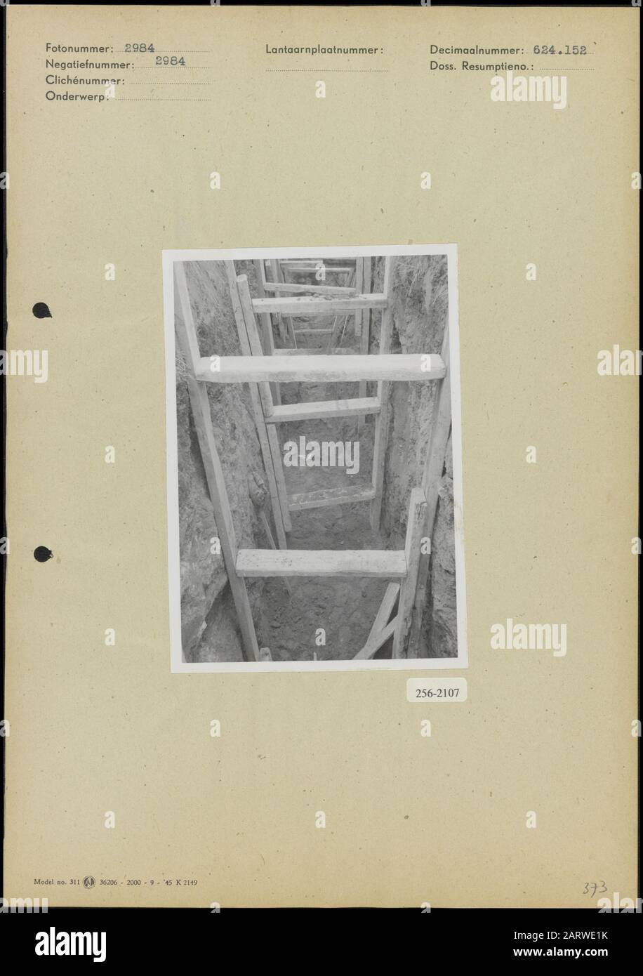 Bau von Kanalisationsnähten eines Kanalisationsschlitzes Datum: April 1950 Schlüsselwörter: Kanalisationssysteme, Schlitze, Stempel Stockfoto