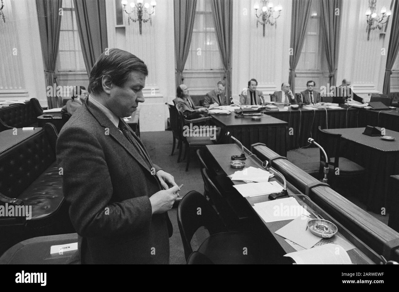 Zweite Kammer, ständiger Ausschuss für Wohnungsbau und Raumordnung zur Note Mietpolitik 81 Vooraan Marcel van Dam und im Hintergrundausschuss Mitglieder während einer Sitzung des ständigen Kammerausschusses für Wohnungsbau und Raumordnung auf der Note Mietpolitik Zweite Kammer, Ständiger Ausschuss für Wohnungsbau und Raumordnung zur Notierung Mietpolitik 81 Datum: 9. Februar 1981 Ort: Binnenhof, Den Haag, Zuid-Holland Schlüsselwörter: Mikrofone, Parlamentsdebatten, Parlamentarier, Parlamente, Staatssekretäre, Vorsitzende persönlicher Name: Brokx, Gerrit, Dam, Marcel van Institutioningsnaam: Stockfoto